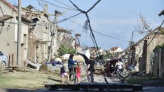Obyvatelé Moravské Nové Vsi pozorující následky tornáda, které obec zasáhlo ve čtvrtek večer