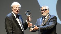 Michael Caine převzal z rukou Jiřího Bartošky cenu na filmovém festivalu v Karlových Varech