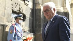 Německý prezident položením věnce uctil památku parašutistů, kteří v červnu 1942 zemřeli po boji s německou přesilou