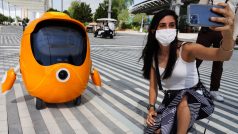 Žena si fotí selfie s robotem, kterého potkala na Expo 2020 v Dubaji
