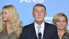 Premiér Andrej Babiš (ANO) předstoupil před novináře krátce před 20. hodinou večer, po boku měl mimo jiné svou ženu Moniku