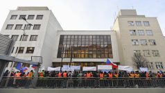 Lidé se sešli před budovou ministerstva vnitra na pražské Letné, aby protestovali proti povinnému očkování proti nemoci covid-19. Na protestu vystoupili i někteří příslušníci Integrovaného záchranného systému