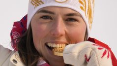 Šampionka Petra Vlhová se zlatou olympijskou medailí, kterou získala po skvělé druhé jízdě v Pekingu