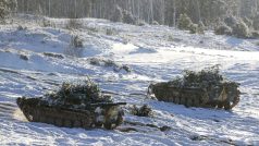 Obrněná vozidla se pohybují na cvičišti během rusko-běloruského vojenského cvičení