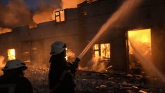 Skladiště v Kyjevě pohltil kvůli ostřelování rozsáhlý požár
