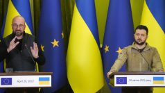 Předseda Evropské rady Charles Michel (vlevo) a ukrajinský prezident Volodymyr Zelenskyj
