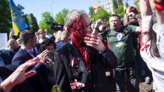 Ruského velvyslance v Polsku Sergeje Andrejeva demonstranti polili červenou barvou
