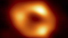 Astronomové zveřejnili první snímek obří černé díry Sagittarius A*, která se nachází v centru galaxie Mléčná dráha