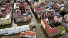 V roce 2002 zasáhly Česko nejničivější povodně v dějinách. Jednou z nejpoškozenějších pražských čtvrtí byl tehdy Karlín. Voda tehdy v některých místech vystoupala až do výšky 3 metrů. Letos uplynulo 20 let a v obnoveném Karlíně už tehdejší zkázu připomínají jen cedulky na domech.