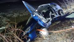 Havarované auto u líšenského rybníka na Benešovsku, z něhož Daniel Vepřek zachránil řidiče.