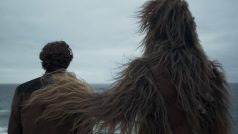 Alden Ehrenreich a Joonas Suotamo ve snímku Solo: Star Wars Story