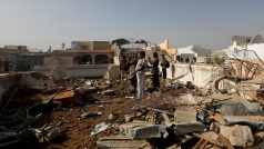 Ruiny po pádu letadla nedaleko letiště v Karáčí