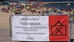 Poté, co se pláže zaplní, policisté na místo umisťují cedule, podle kterých už je pláž pro další návštěvníky uzavřená