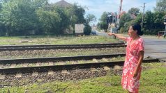 „Povodeň dosáhla přesně sem, jak vede železniční trať,“ ukazuje Ludmila Juříková
