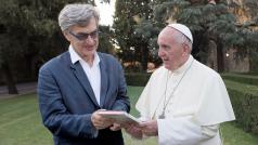 Režisér Wim Wenders a papež František při natáčení dokumentu Papež František: Muž svého slova