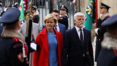 Prezident Petr Pavel přijíždí s jeho manželkou Evou Pavlovou na inauguraci na Pražský hrad
