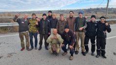 Ukrajinští vojáci, kteří byli propuštění z ruského zajetí