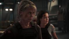 Linda Hamiltonová a Natalia Reyesová ve filmu Terminátor: Temný osud