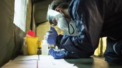 Odběr vzorků během plošného testování české populace na promoření koronavirem