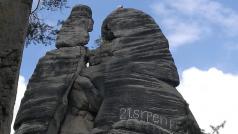 Na skalní útvar Milenci v Adršpašských skalách někdo napsal ‚21. srpen FUJ‘