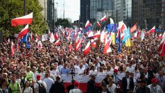 Výjev z demonstrace „Pochod milionu srdcí“ ve Varšavě