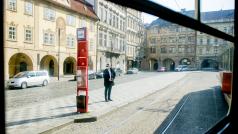 Osamocený muž na tramvajové zastávce