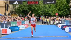 Martin Edlman v cíli Pražského maratonu