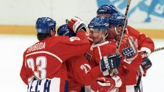 Čeští hokejisté na olympiádě v Naganu oslavují gól do ruské sítě v základní skupině.