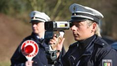 Německá policie měří rychlost (ilustrační foto).