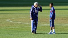 Trenér Raymond Domenech a kapitán francouzské fotbalové reprezentace Patrice Evra na mistrovství světa v roce 2010