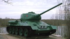 Tank T-34 z druhé světové války, který je vystaven na podstavci ve městě Narva na hranicích s Ruskem