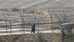 Jihokorejští vojáci na hranici s KLDR
