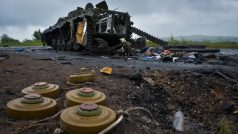 Nášlapné miny u zničeného obrněného vozu proruských militantů nedaleko Slavjansku na Ukrajině