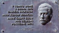 Pamětní deska na původní budově Jedličkova ústavu v Praze