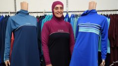 Fitness instruktorka Fatma Taha pózuje v burkinách v australské prodejně