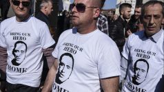 Kosovští Albánci na protestu zorganizovaném kosovskou politickou opozicí demonstrují na podporu ve Francii zadrženého Ramushe Haradinaje, březen 2017, Priština.