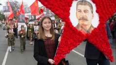 Pochod Nesmrtelný pluk k uctění památky rudoarmějců padlých za &quot;Velké vlastenecké války&quot;. Stalinův portrét v popředí. Sevastopol, 9. května 2017.