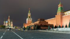 Leninovo mauzoleum u hradeb Kremlu a s chrámem Vasila Blaženého v pozadí