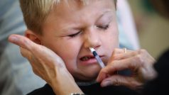 Lékaři vakcínu aplikují vstříknutím na nosní sliznici