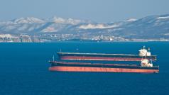 Dvojice tankerů před přístavem Nachodka v Japonském moři, východně od Vladivostoku v Rusku. (ilustrační foto)