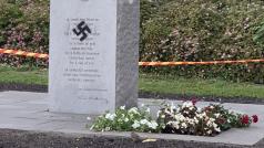 Poškozený památník 77 obětem teroristického útoku, který v 22. července 2011 spáchal Anders Breivik