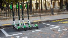 Elektrokoloběžky zaparkované na ulici v Paříži
