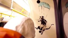 Obrázky krys, které britský streetartový umělec a aktivista Banksy nedávno nastříkal na stěny jednoho z vagonů metra, připomínají cestujícím, že kvůli koronaviru mají nosit roušky