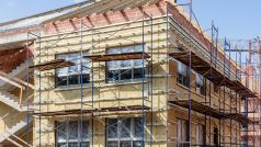 Nejvíce ušetří komplexní úprava domu - jak zateplení fasády a střechy, tak výměna oken a dveří a v domech s nevytápěným suterénem se vyplatí izolovat i jeho strop