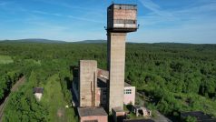Těžební věž v Měděnci na Chomutovsku je poslední věží svého druhu v Česku