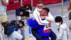 Trenér Petr Lacina v objetí s Lukášem Krpálkem na olympijských hrách v Tokiu