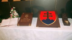 Pohled na státní symboly Slovenské republiky (SR) během slavnostního zasedání Národní rady SR v Bratislavě 2. ledna 1993