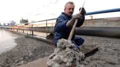 Pracovník českobudějovické čistírny odpadních vod odebírá vzorek kalu v primárním procesu čištění