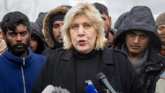 Eurokomisařka Dunja Mijatovičová obklopená migranty v Bosně (snámek z roku 2019)