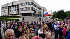 Demonstrace na podporu Roberta Fica před Národní radou Slovenské republiky